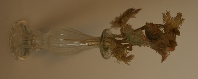 1960-0282-KPO-16-67 I.jpg; 1960-0282-KPO/16-67; Twee vaasjes met bloemen uit de salon van het grote poppenhuis.; vazen